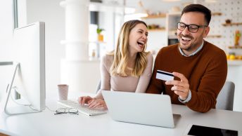 kobieta i mężczyzna robią zakupy online